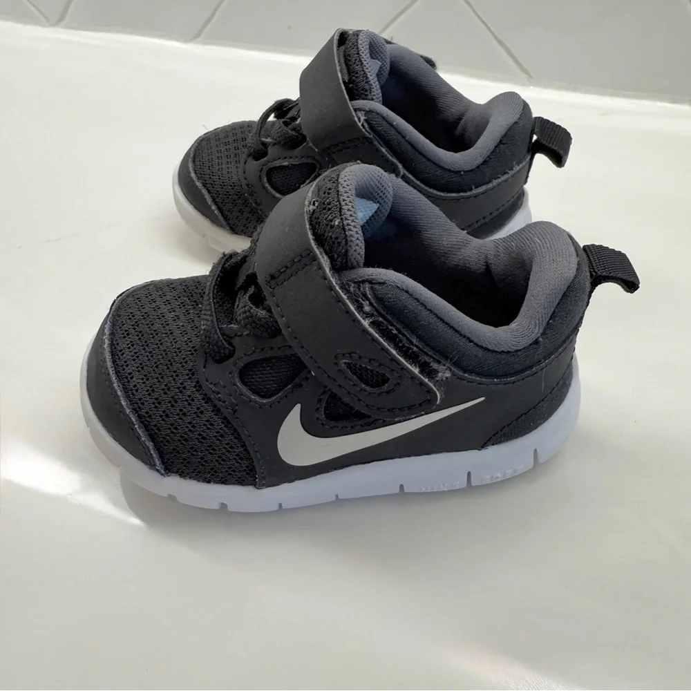 Nike Free Run 5.0 Toddler Shoes Black/White Size 4C Athletic Kids Velcro Unisex